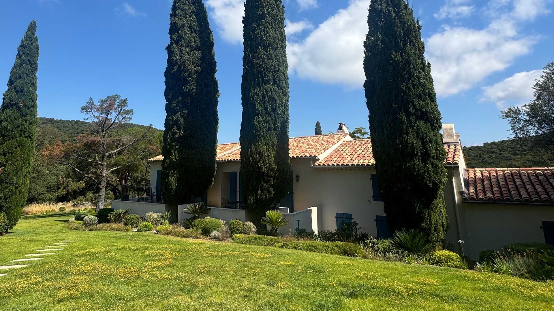 Bastide à Saint-Tropez : une terrasse en pierre de Bourgogne au cœur des oliviers