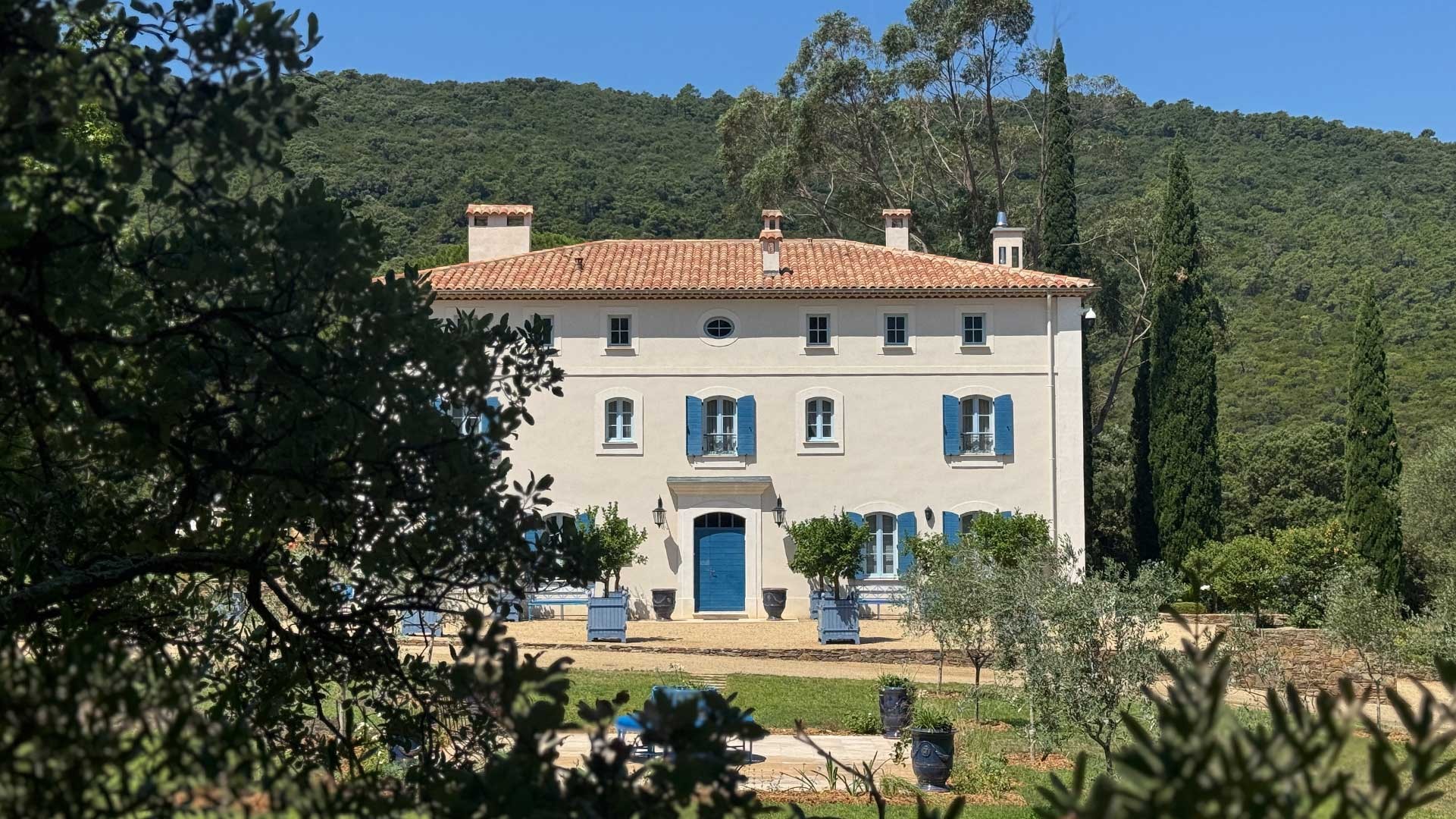 Bastide à Saint-Tropez : une terrasse en pierre de Bourgogne au cœur des oliviers